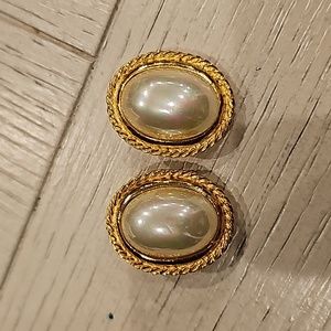 Carolee vintage costume jewelry gold and Pearl Earring, clip on faux